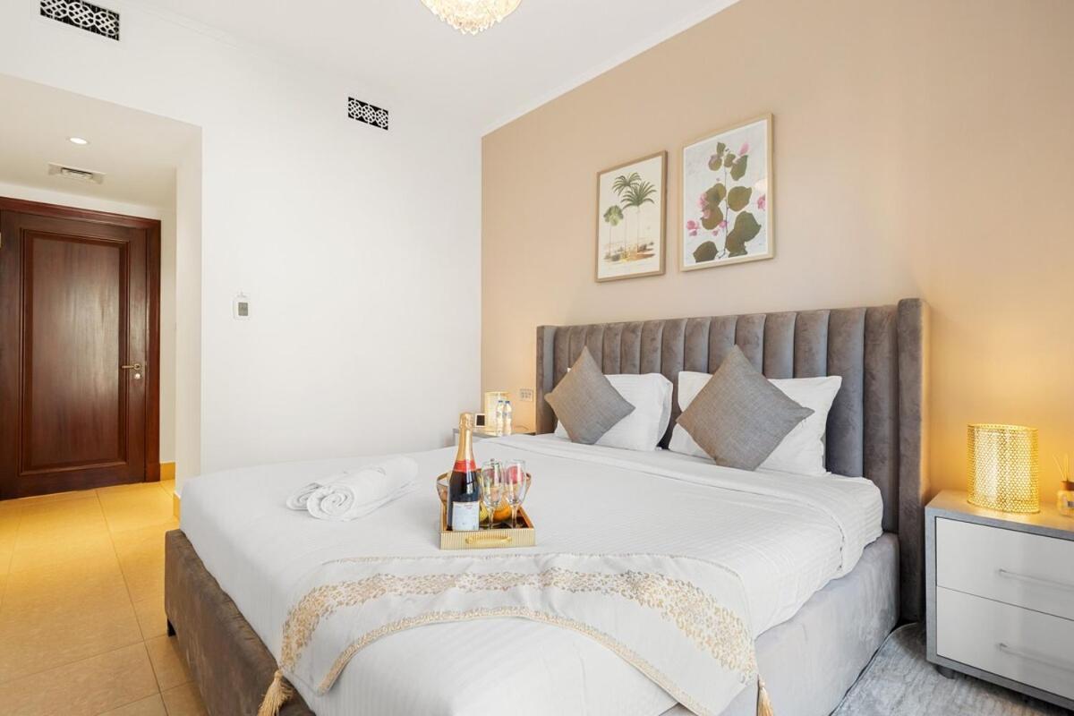 Burj Khalifa View Stay - Downtown Elegance - Chalethomes Apartment